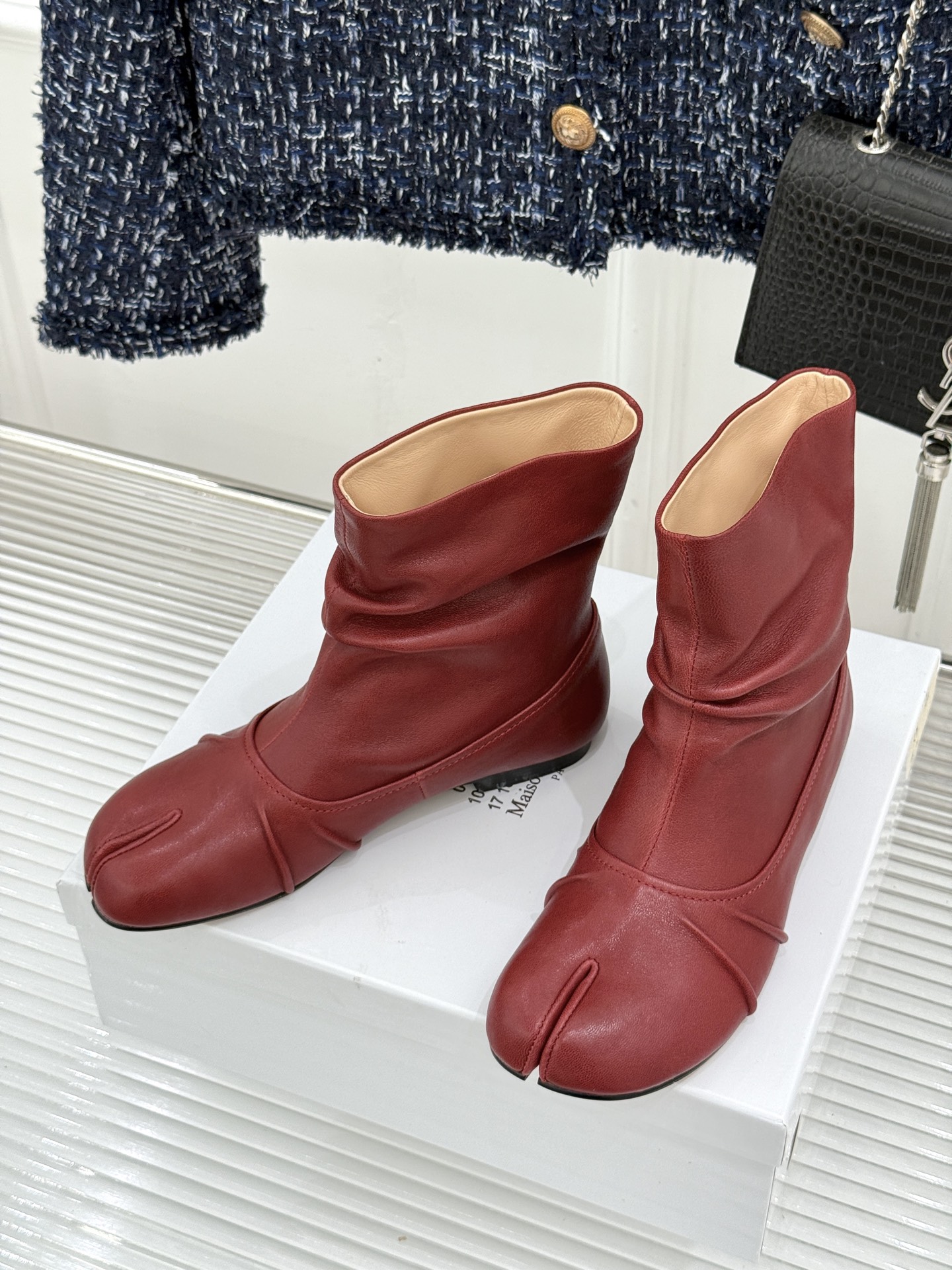 MaisonMargiela｜MM6马吉拉复古褶皱分趾低跟短靴分趾设计辨识度拉满解构美学贯穿品牌基因低跟