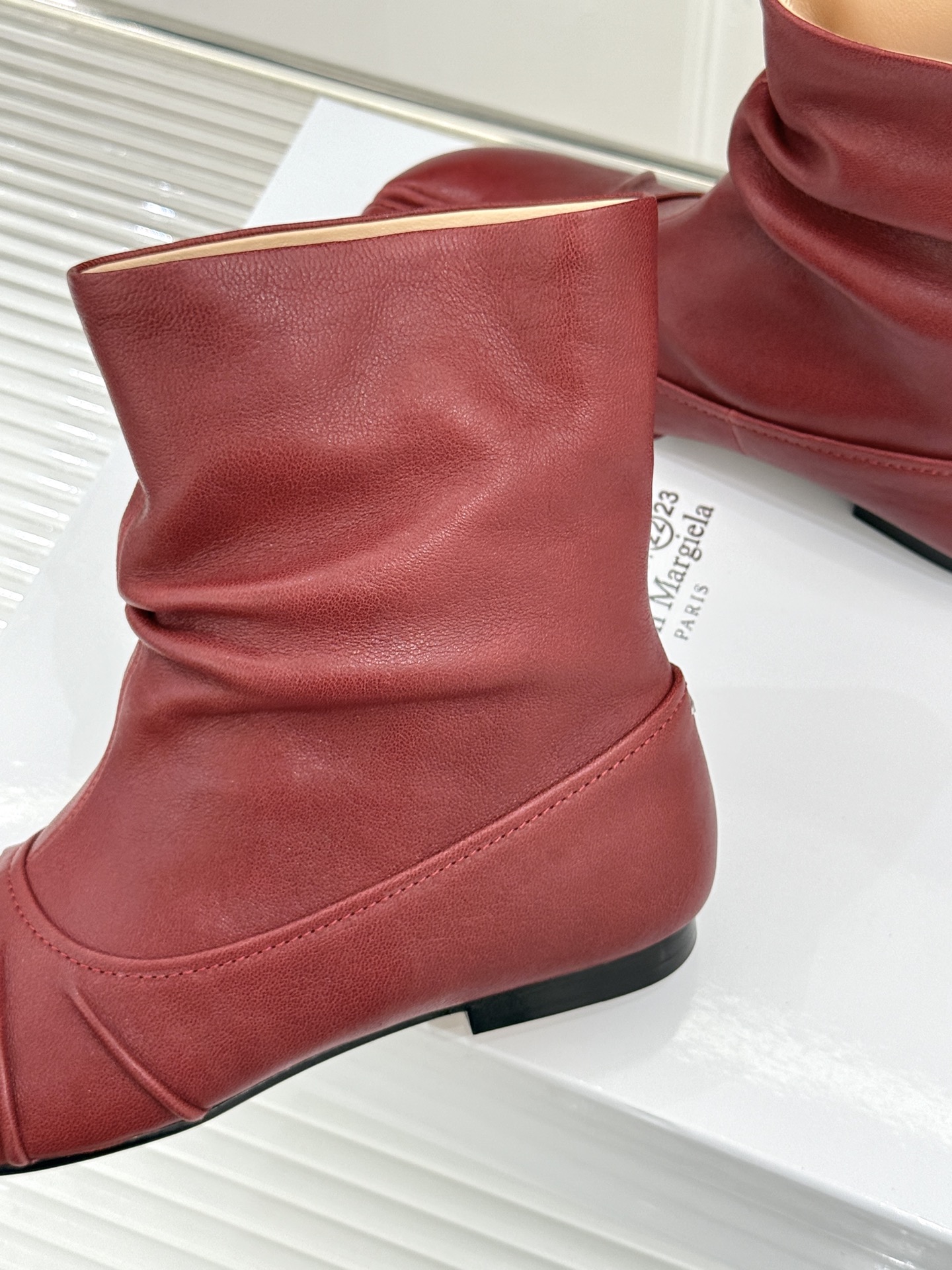 MaisonMargiela｜MM6马吉拉复古褶皱分趾低跟短靴分趾设计辨识度拉满解构美学贯穿品牌基因低跟