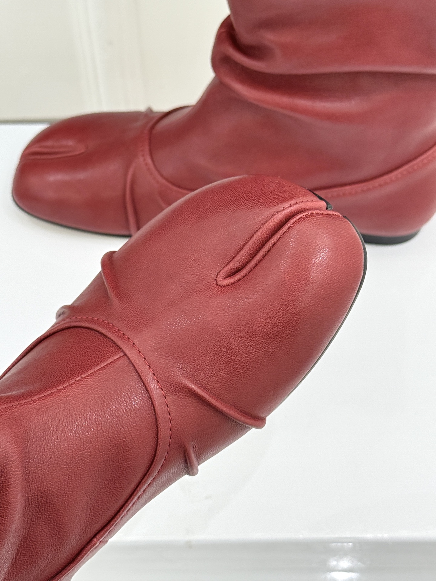 MaisonMargiela｜MM6马吉拉复古褶皱分趾低跟短靴分趾设计辨识度拉满解构美学贯穿品牌基因低跟