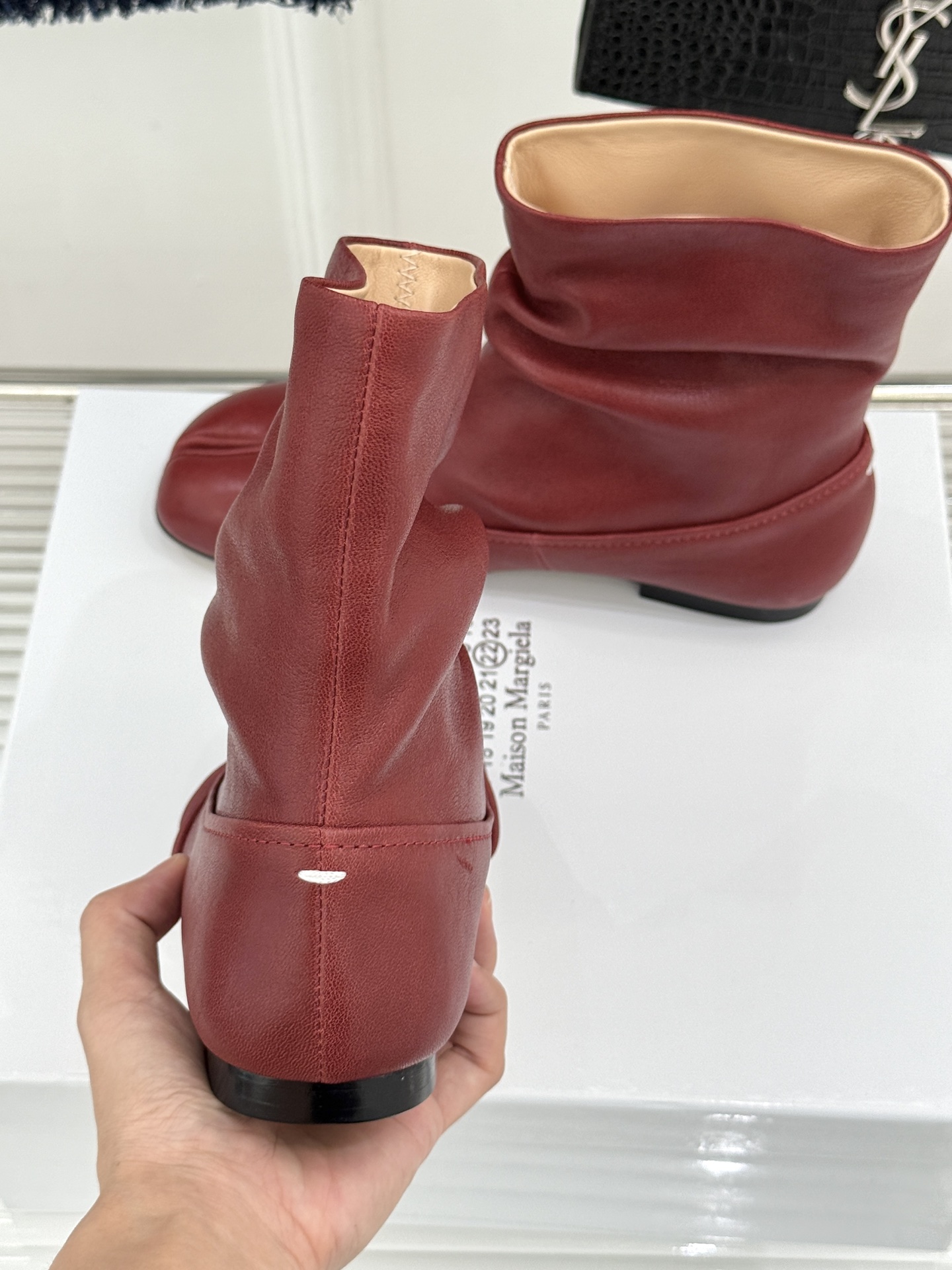 MaisonMargiela｜MM6马吉拉复古褶皱分趾低跟短靴分趾设计辨识度拉满解构美学贯穿品牌基因低跟