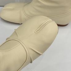 MaisonMargiela|MM6马吉拉复古褶皱分趾低跟短靴分趾设计辨识度拉满解构美学贯穿品牌基因低跟 MaisonMargiela|MM6马吉拉复古褶皱分趾低跟短靴分趾设计辨识度拉满解构美学贯穿品牌基因低跟