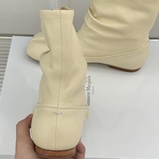 MaisonMargiela|MM6马吉拉复古褶皱分趾低跟短靴分趾设计辨识度拉满解构美学贯穿品牌基因低跟 MaisonMargiela|MM6马吉拉复古褶皱分趾低跟短靴分趾设计辨识度拉满解构美学贯穿品牌基因低跟