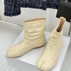 MaisonMargiela|MM6马吉拉复古褶皱分趾低跟短靴分趾设计辨识度拉满解构美学贯穿品牌基因低跟 MaisonMargiela|MM6马吉拉复古褶皱分趾低跟短靴分趾设计辨识度拉满解构美学贯穿品牌基因低跟