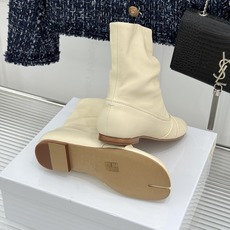 MaisonMargiela|MM6马吉拉复古褶皱分趾低跟短靴分趾设计辨识度拉满解构美学贯穿品牌基因低跟 MaisonMargiela|MM6马吉拉复古褶皱分趾低跟短靴分趾设计辨识度拉满解构美学贯穿品牌基因低跟