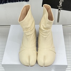 MaisonMargiela|MM6马吉拉复古褶皱分趾低跟短靴分趾设计辨识度拉满解构美学贯穿品牌基因低跟 MaisonMargiela|MM6马吉拉复古褶皱分趾低跟短靴分趾设计辨识度拉满解构美学贯穿品牌基因低跟