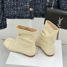 MaisonMargiela|MM6马吉拉复古褶皱分趾低跟短靴分趾设计辨识度拉满解构美学贯穿品牌基因低跟 MaisonMargiela|MM6马吉拉复古褶皱分趾低跟短靴分趾设计辨识度拉满解构美学贯穿品牌基因低跟