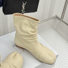 MaisonMargiela|MM6马吉拉复古褶皱分趾低跟短靴分趾设计辨识度拉满解构美学贯穿品牌基因低跟 MaisonMargiela|MM6马吉拉复古褶皱分趾低跟短靴分趾设计辨识度拉满解构美学贯穿品牌基因低跟