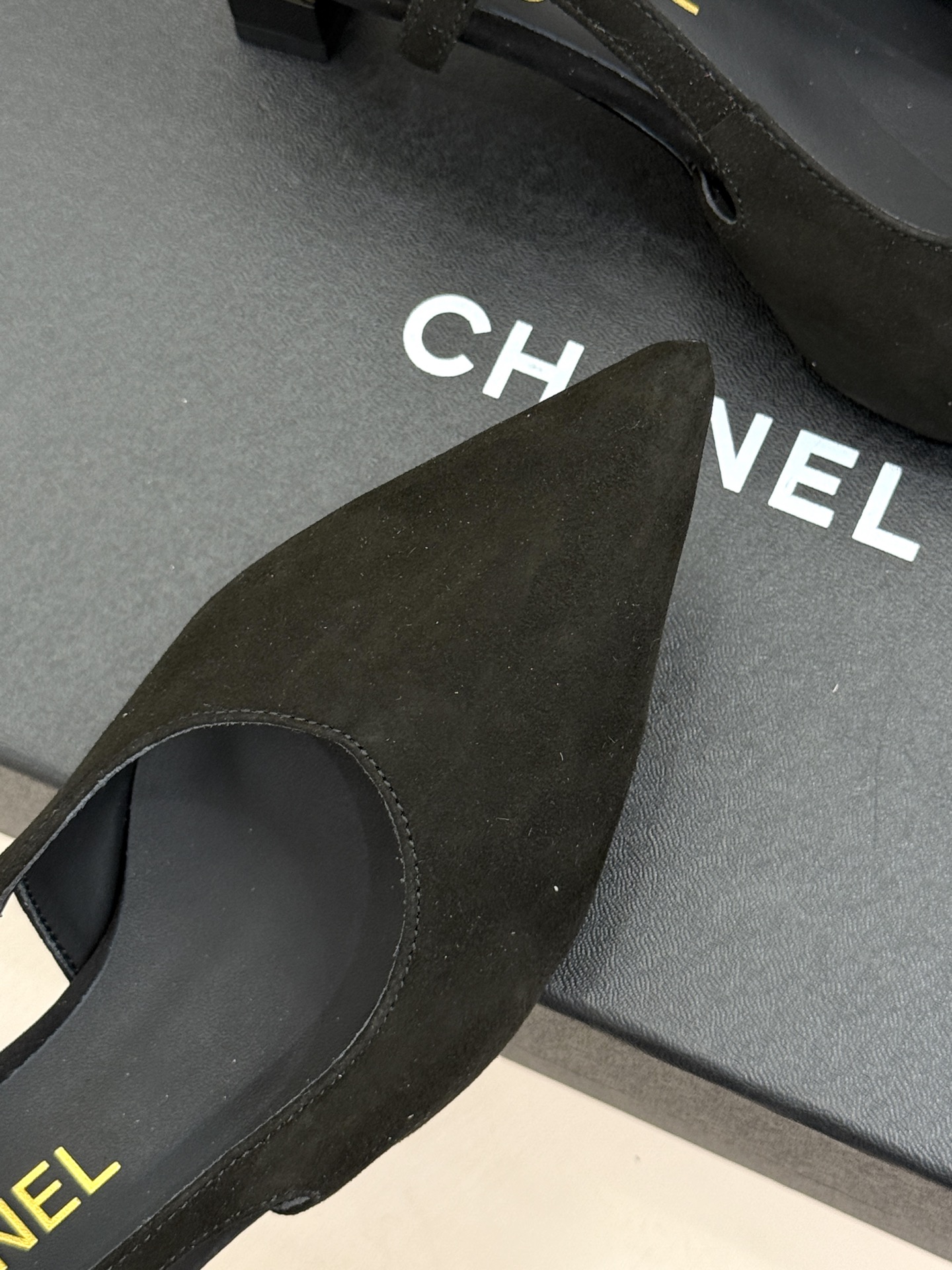 厂价CHANE*｜小香26A极简尖头双C漆皮跟后空粗跟凉鞋极简线条利落又高级漆皮鞋面质感超绝金属双C低调