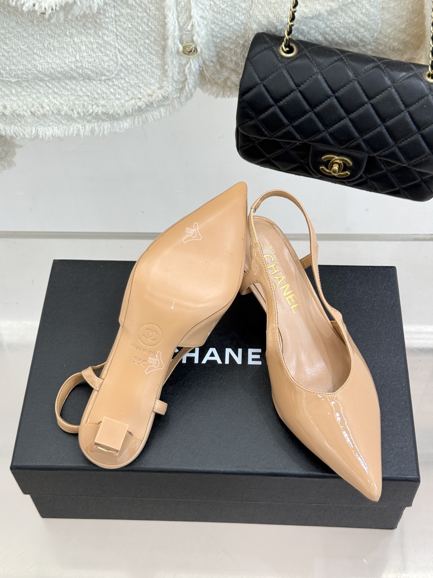 厂价CHANE*｜小香26A极简尖头双C漆皮跟后空粗跟凉鞋极简线条利落又高级漆皮鞋面质感超绝金属双C低调