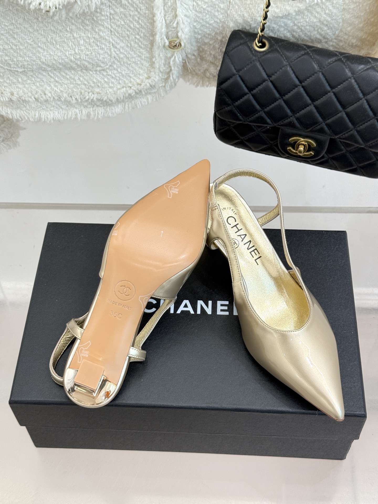 厂价CHANE*｜小香26A极简尖头双C漆皮跟后空粗跟凉鞋极简线条利落又高级漆皮鞋面质感超绝金属双C低调