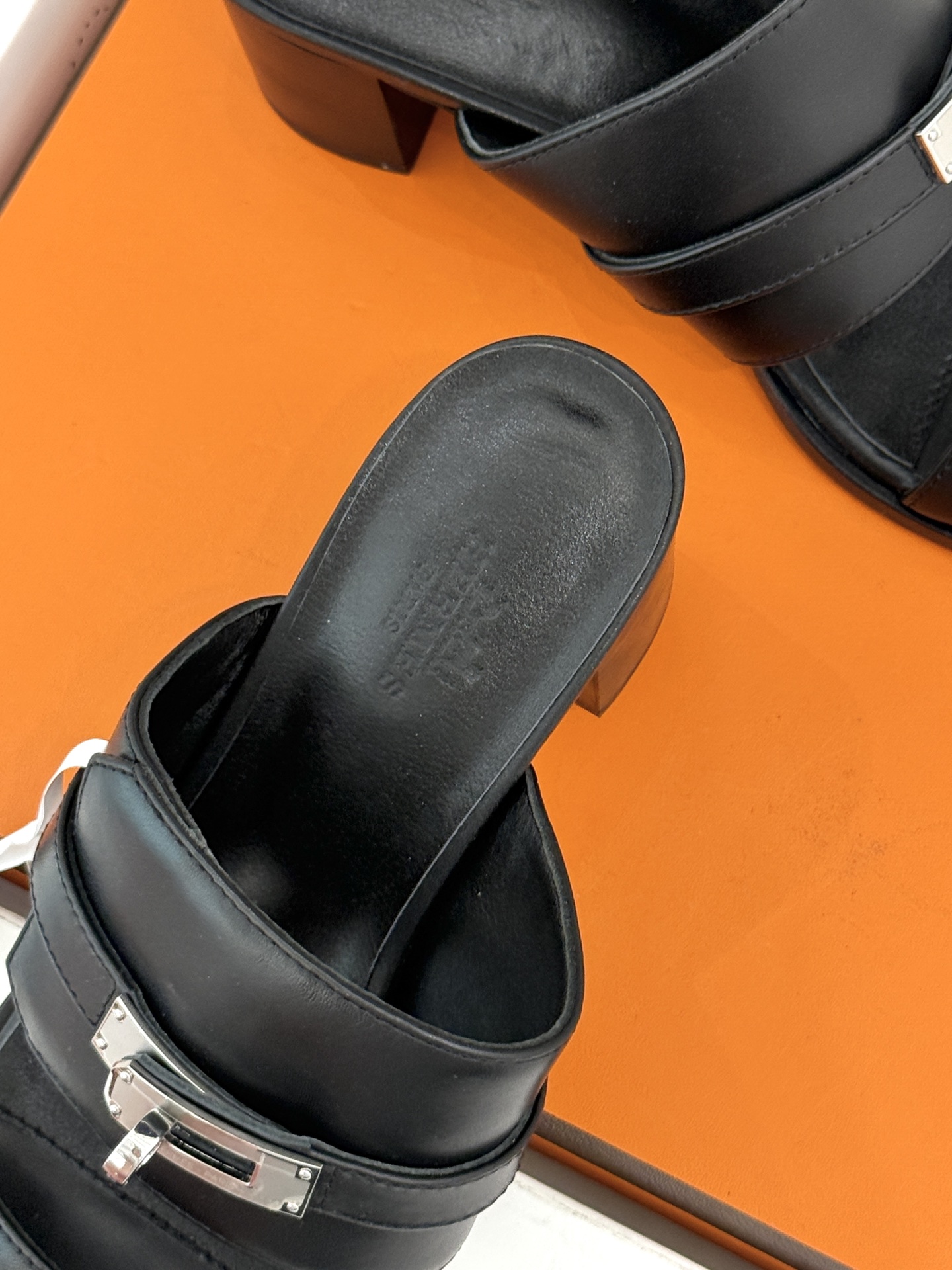 （配原版飞机盒）Hermès/爱马仕26WF新品Kelly扣一字带拖鞋夏日衣橱的点睛之笔质感经得住反复打