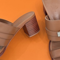 (配原版飞机盒)Hermès/爱马仕26WF新品Kelly扣一字带拖鞋夏日衣橱的点睛之笔质感经得住反复打 (配原版飞机盒)Hermès/爱马仕26WF新品Kelly扣一字带拖鞋夏日衣橱的点睛之笔质感经得住反复打