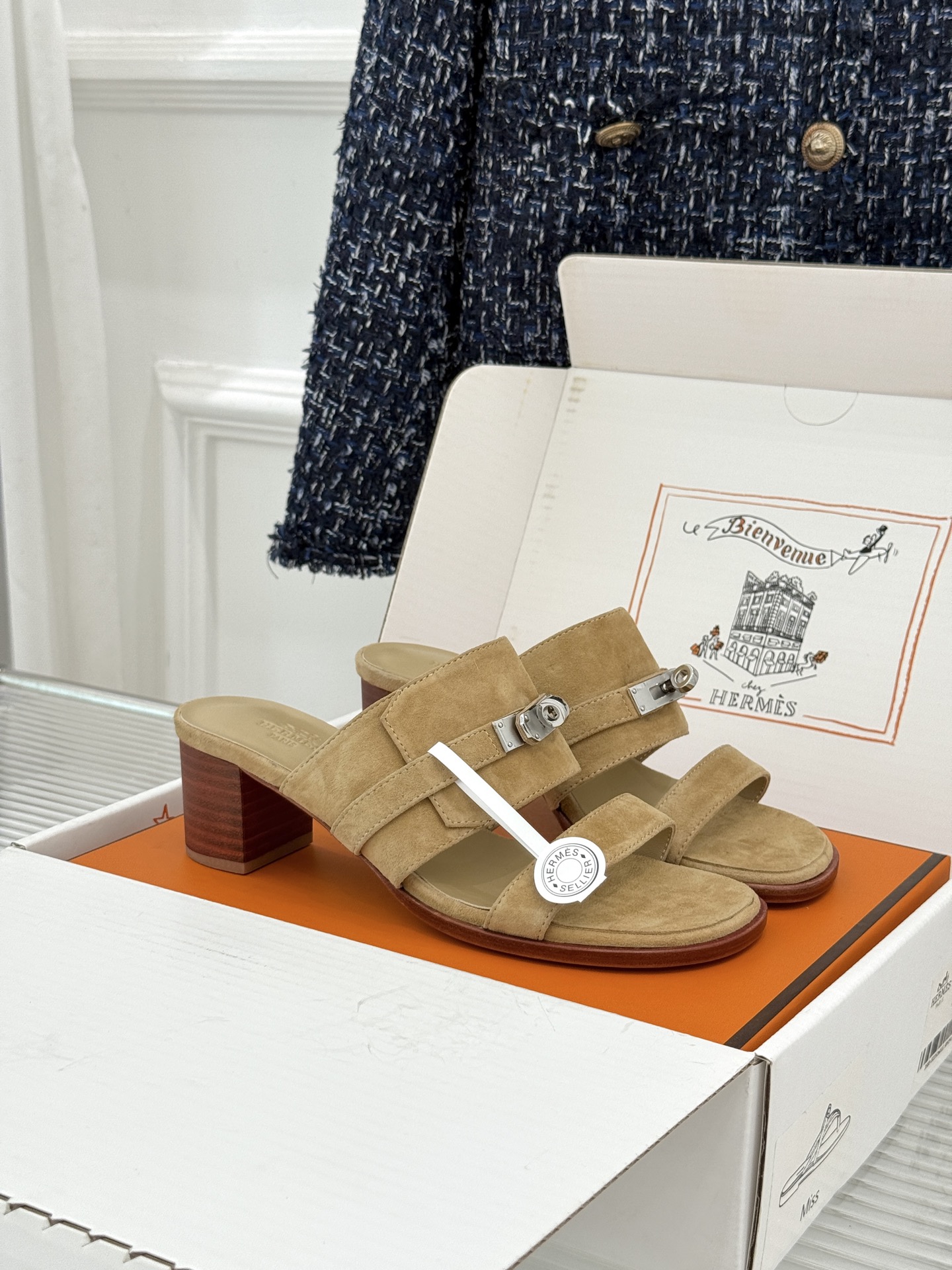 NO:904560,Top version (with original airplane case) Hermès/Hermès 26WF new Kelly buckle, one-line slippers, the finishing touch of the summer wardrobe. The texture can withstand repeated inspections. It is a classic model that can be worn for many years. Suitable for all commuting and vacation scenarios. Comfort and style are online at the same time. The delicate cowhide has a warm and soft light. The classic Kelly buckle is engraved with the brand style. The one-line strap neatly outlines the line of the instep. The flat heel properly supports every step.  The shape of the shoe fits the shape of the foot without being worn or squeezed. The matte texture becomes more and more textured as it gets better. The minimalist design hides a high-end aesthetic. It looks stylish when paired with skirts and trousers. You can just slip on and go when you go out in the summer. The low-key hides the ultimate luxury. The details of the workmanship are full of craftsmanship. The foot has an effortless elegance. Those who know good taste will be attracted at a glance. It is unobtrusive but has high recognition. The natural slippers for the minimalist party in summer.  The leather surface has a natural charm as it travels through time!  The fabric is made of original custom-made leather. The lining is made of sheepskin. The genuine leather outsole imported from Italy size 35-39 (customized 40/41) No. 96820260705, slippers, hermes, hermes, slippers, skirts, cowhide, sheepskin, Leather soles19860909顶版（配原版飞机盒） Hermès/爱马仕26WF新品Kelly扣 一字带拖鞋 夏日衣橱的点睛之笔 质感经得住反复打量 是能穿很多年的经典款 通勤度假全场景都适配 舒适与格调同时在线 细腻牛皮泛着温润柔光 经典Kelly扣镌刻品牌格调 一字带利落勾勒足背线条 平跟妥帖托举每一步步履 鞋型贴合脚型不磨也不挤 哑光肌理越品越有质感 极简设计藏着高阶审美 搭裙装裤装都很有腔调 夏日出门随手一蹬就走 低调里藏着顶奢的底蕴 做工细节满是匠人用心 上脚自带不费力的贵气 懂品味的人一眼就心动 不张扬却自带高辨识度 极简党夏日的本命拖鞋 皮面越穿越有自然韵味！ 面料采用原版定制材皮料 内里踮脚均为羊皮 意大利进口真皮大底 size35-39（40/41定制） 编号96820260705,拖鞋,hermes,hermes,slippers,skirts,cowhide,sheepskin,Leather soles,Women's Shoes