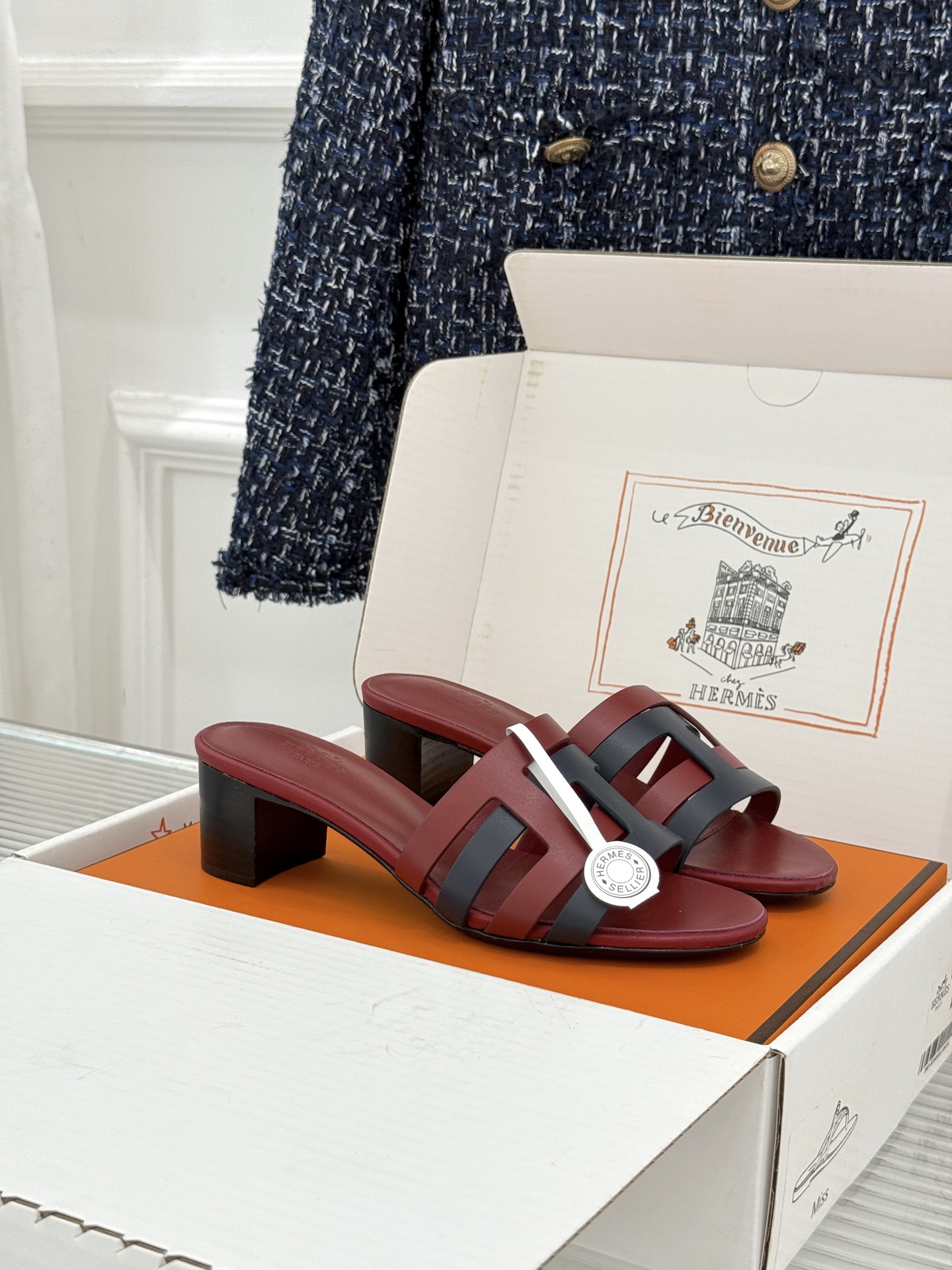 NO:904569,(With original airplane box) Hermès/Hermès 26WF new product, color-blocked one-strap slippers, the finishing touch of the spring and summer wardrobe. The texture can stand up to repeated inspections. It is a classic style that can be worn for many years. Suitable for all commuting and vacation scenarios. Comfort and style are both online. Two-color cowhide creates a soft and layered feeling. The one-strap slippers outline the curvature of the instep. The flat heel properly lifts every step. The shoe shape fits the foot without rubbing or crowding.  The matte texture becomes more advanced as it gets. The minimalist design hides the ultimate luxury style. It looks stylish when paired with skirts and trousers. It’s easy to slip on when going out in the summer. The Hermès heritage is hidden in the low-key. The hand-stitching is full of craftsman’s attention. The upper and toes come with effortless elegance. Those who know taste will be attracted at a glance. It is unassuming but has high recognition. The natal slippers of the minimalist party in summer. The fabric is made of original custom-made leather and the inner toes are all sheepskin.  Italian imported genuine leather outsole size 35-39 (40/41 customized) No. 96820260705, slippers, hermes, hermes, slippers, skirts, cowhide, sheepskin, Leather soles19860909（配原版飞机盒） Hermès/爱马仕26WF新品 拼色一字带拖鞋 春夏衣橱点睛之笔 质感经得住反复打量 能穿好多年的经典款式 通勤度假全场景都适配 舒适与格调双双在线 双色牛皮撞出柔润层次感 一字带勾勒足背弧度 平跟妥帖托举每一步步履 鞋型贴脚不磨不挤 哑光肌理越品越高级 极简设计藏着顶奢格调 搭裙装裤装都很有腔调 夏日出门随手一蹬 低调里藏着爱马仕底蕴 手工缝线满是匠人用心 上脚自带不费力贵气 懂品味的人一眼就心动 不张扬却自带高辨识度 极简党夏日的本命拖鞋 面料采用原版定制材皮料 内里踮脚均为羊皮 意大利进口真皮大底 size35-39（40/41定制） 编号96820260705,拖鞋,hermes,hermes,slippers,skirts,cowhide,sheepskin,Leather soles,Women's Shoes