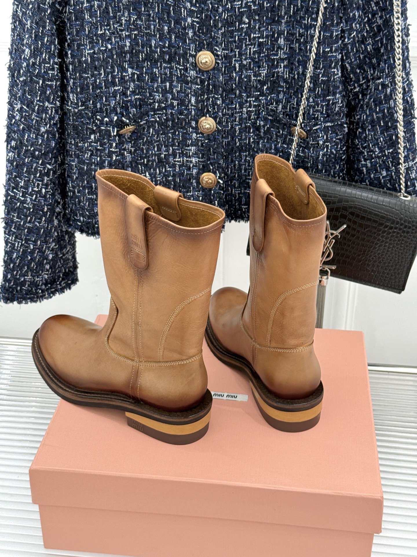 Miu Miu/缪缪26WF新品擦色做旧甜酷辣妹风短靴擦色做旧战损质感十足手工肌理每双皆独一甜酷辣妹风精