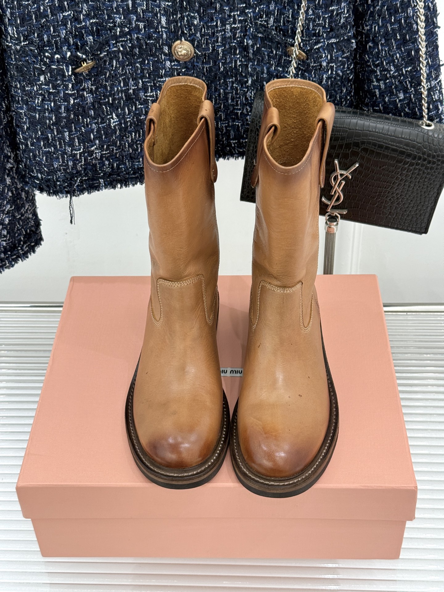 Miu Miu/缪缪26WF新品擦色做旧甜酷辣妹风短靴擦色做旧战损质感十足手工肌理每双皆独一甜酷辣妹风精