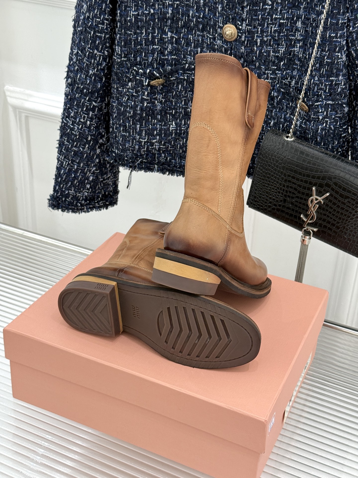 Miu Miu/缪缪26WF新品擦色做旧甜酷辣妹风短靴擦色做旧战损质感十足手工肌理每双皆独一甜酷辣妹风精