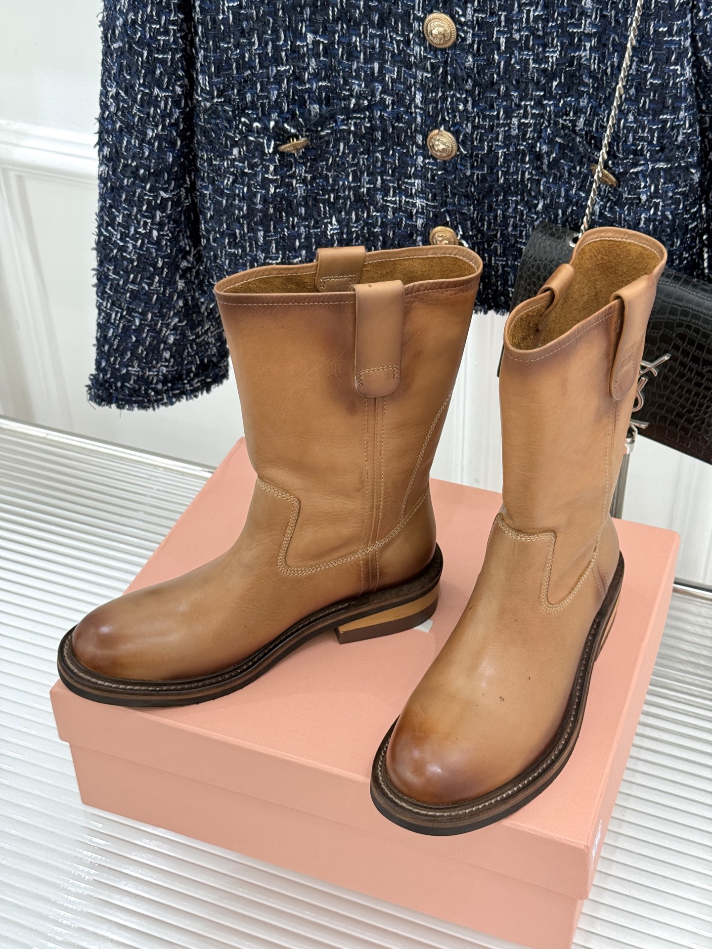 Miu Miu/缪缪26WF新品擦色做旧甜酷辣妹风短靴擦色做旧战损质感十足手工肌理每双皆独一甜酷辣妹风精