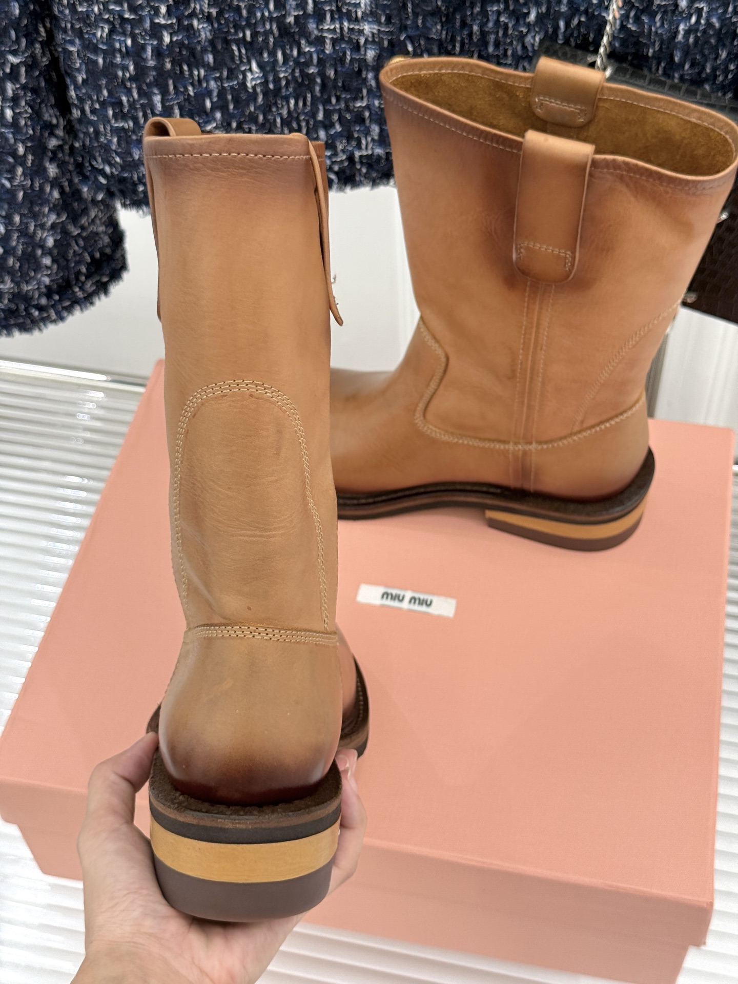 Miu Miu/缪缪26WF新品擦色做旧甜酷辣妹风短靴擦色做旧战损质感十足手工肌理每双皆独一甜酷辣妹风精
