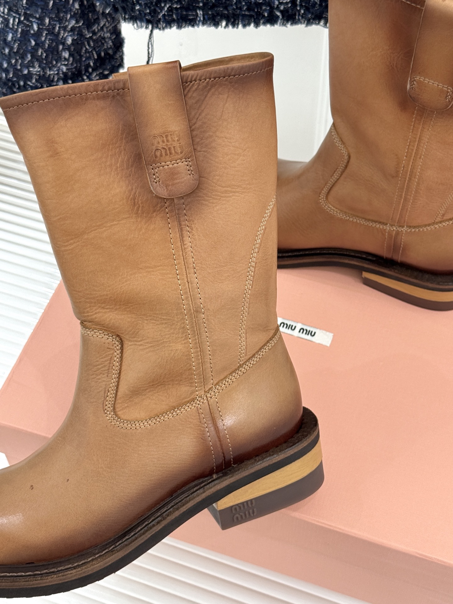 Miu Miu/缪缪26WF新品擦色做旧甜酷辣妹风短靴擦色做旧战损质感十足手工肌理每双皆独一甜酷辣妹风精