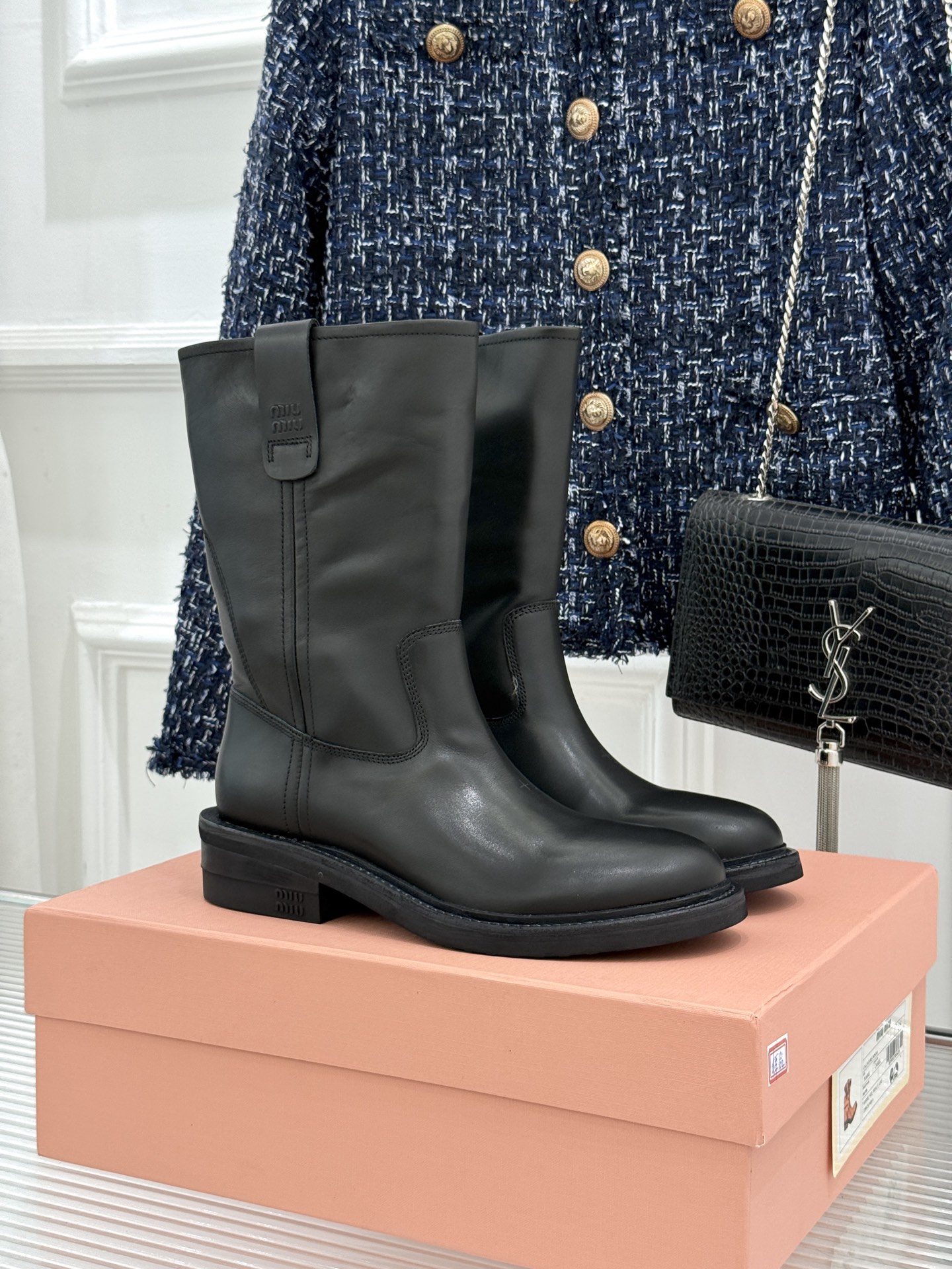 Miu Miu/缪缪26WF新品擦色做旧甜酷辣妹风短靴擦色做旧战损质感十足手工肌理每双皆独一甜酷辣妹风精