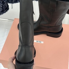 Miu Miu/缪缪26WF新品擦色做旧甜酷辣妹风短靴擦色做旧战损质感十足手工肌理每双皆独一甜酷辣妹风精 Miu Miu/缪缪26WF新品擦色做旧甜酷辣妹风短靴擦色做旧战损质感十足手工肌理每双皆独一甜酷辣妹风精