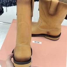 Miu Miu/缪缪26WF新品擦色做旧甜酷辣妹风短靴擦色做旧战损质感十足手工肌理每双皆独一甜酷辣妹风精 Miu Miu/缪缪26WF新品擦色做旧甜酷辣妹风短靴擦色做旧战损质感十足手工肌理每双皆独一甜酷辣妹风精