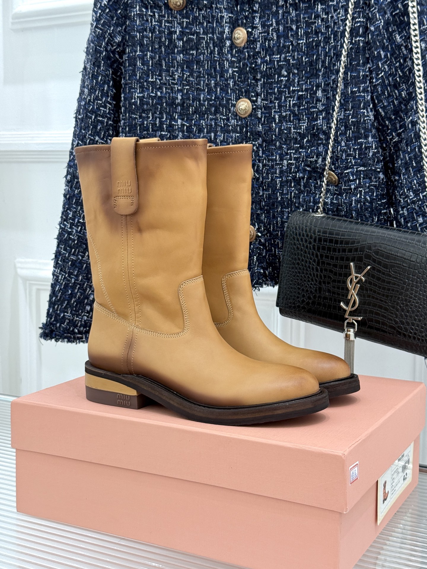 Miu Miu/缪缪26WF新品擦色做旧甜酷辣妹风短靴擦色做旧战损质感十足手工肌理每双皆独一甜酷辣妹风精