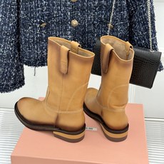 Miu Miu/缪缪26WF新品擦色做旧甜酷辣妹风短靴擦色做旧战损质感十足手工肌理每双皆独一甜酷辣妹风精 Miu Miu/缪缪26WF新品擦色做旧甜酷辣妹风短靴擦色做旧战损质感十足手工肌理每双皆独一甜酷辣妹风精