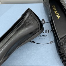 (原版飞机盒+10)Prada/普拉达26WF新品复古字母褶皱平底乐福鞋秋冬衣橱万能百搭单品上脚松弛氛围 (原版飞机盒+10)Prada/普拉达26WF新品复古字母褶皱平底乐福鞋秋冬衣橱万能百搭单品上脚松弛氛围