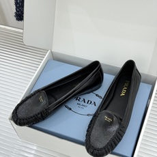 (原版飞机盒+10)Prada/普拉达26WF新品复古字母褶皱平底乐福鞋秋冬衣橱万能百搭单品上脚松弛氛围 (原版飞机盒+10)Prada/普拉达26WF新品复古字母褶皱平底乐福鞋秋冬衣橱万能百搭单品上脚松弛氛围