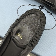 (原版飞机盒+10)Prada/普拉达26WF新品复古字母褶皱平底乐福鞋秋冬衣橱万能百搭单品上脚松弛氛围 (原版飞机盒+10)Prada/普拉达26WF新品复古字母褶皱平底乐福鞋秋冬衣橱万能百搭单品上脚松弛氛围