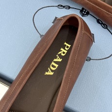 (原版飞机盒+10)Prada/普拉达26WF新品复古字母褶皱平底乐福鞋秋冬衣橱万能百搭单品上脚松弛氛围 (原版飞机盒+10)Prada/普拉达26WF新品复古字母褶皱平底乐福鞋秋冬衣橱万能百搭单品上脚松弛氛围
