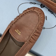 (原版飞机盒+10)Prada/普拉达26WF新品复古字母褶皱平底乐福鞋秋冬衣橱万能百搭单品上脚松弛氛围 (原版飞机盒+10)Prada/普拉达26WF新品复古字母褶皱平底乐福鞋秋冬衣橱万能百搭单品上脚松弛氛围