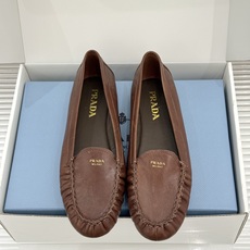 (原版飞机盒+10)Prada/普拉达26WF新品复古字母褶皱平底乐福鞋秋冬衣橱万能百搭单品上脚松弛氛围 (原版飞机盒+10)Prada/普拉达26WF新品复古字母褶皱平底乐福鞋秋冬衣橱万能百搭单品上脚松弛氛围