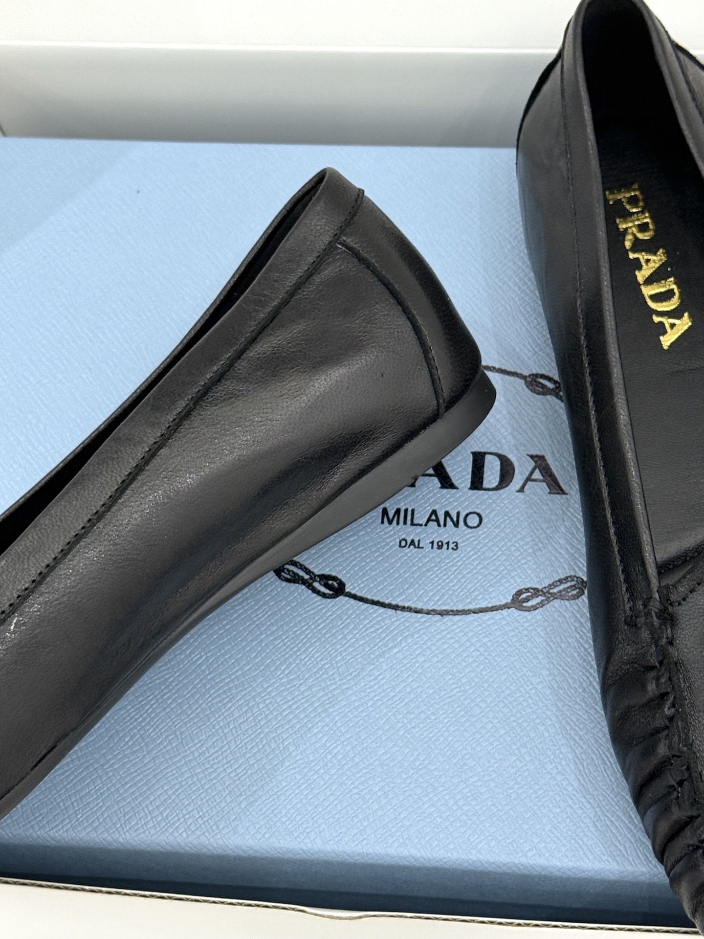 （原版飞机盒＋10）Prada/普拉达26WF新品复古字母褶皱平底乐福鞋秋冬衣橱万能百搭单品上脚松弛氛围