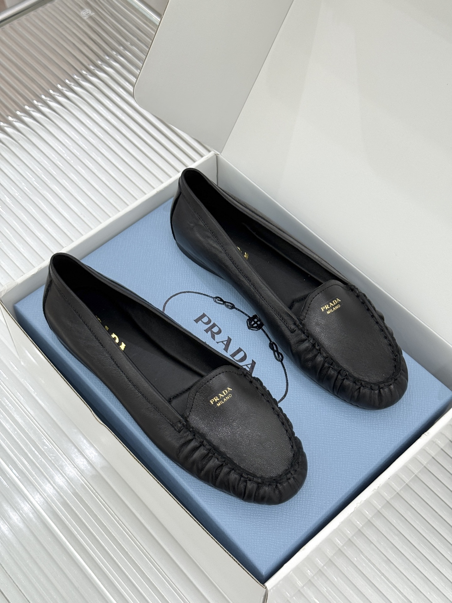 （原版飞机盒＋10）Prada/普拉达26WF新品复古字母褶皱平底乐福鞋秋冬衣橱万能百搭单品上脚松弛氛围