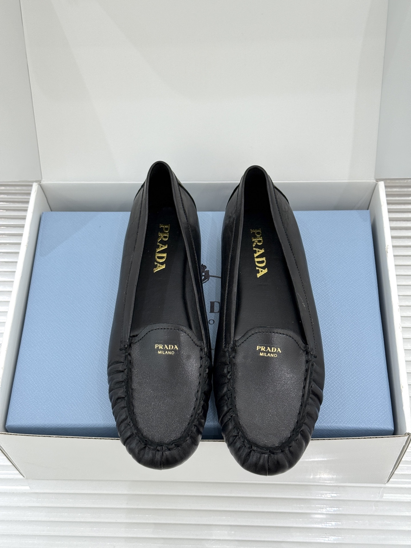 （原版飞机盒＋10）Prada/普拉达26WF新品复古字母褶皱平底乐福鞋秋冬衣橱万能百搭单品上脚松弛氛围