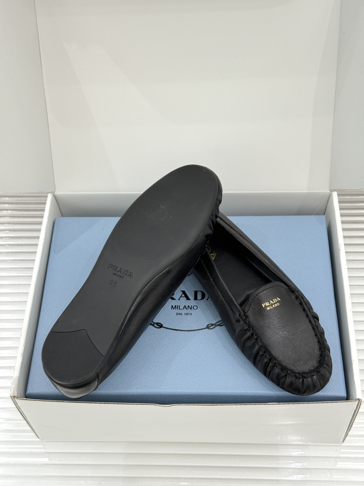 （原版飞机盒＋10）Prada/普拉达26WF新品复古字母褶皱平底乐福鞋秋冬衣橱万能百搭单品上脚松弛氛围