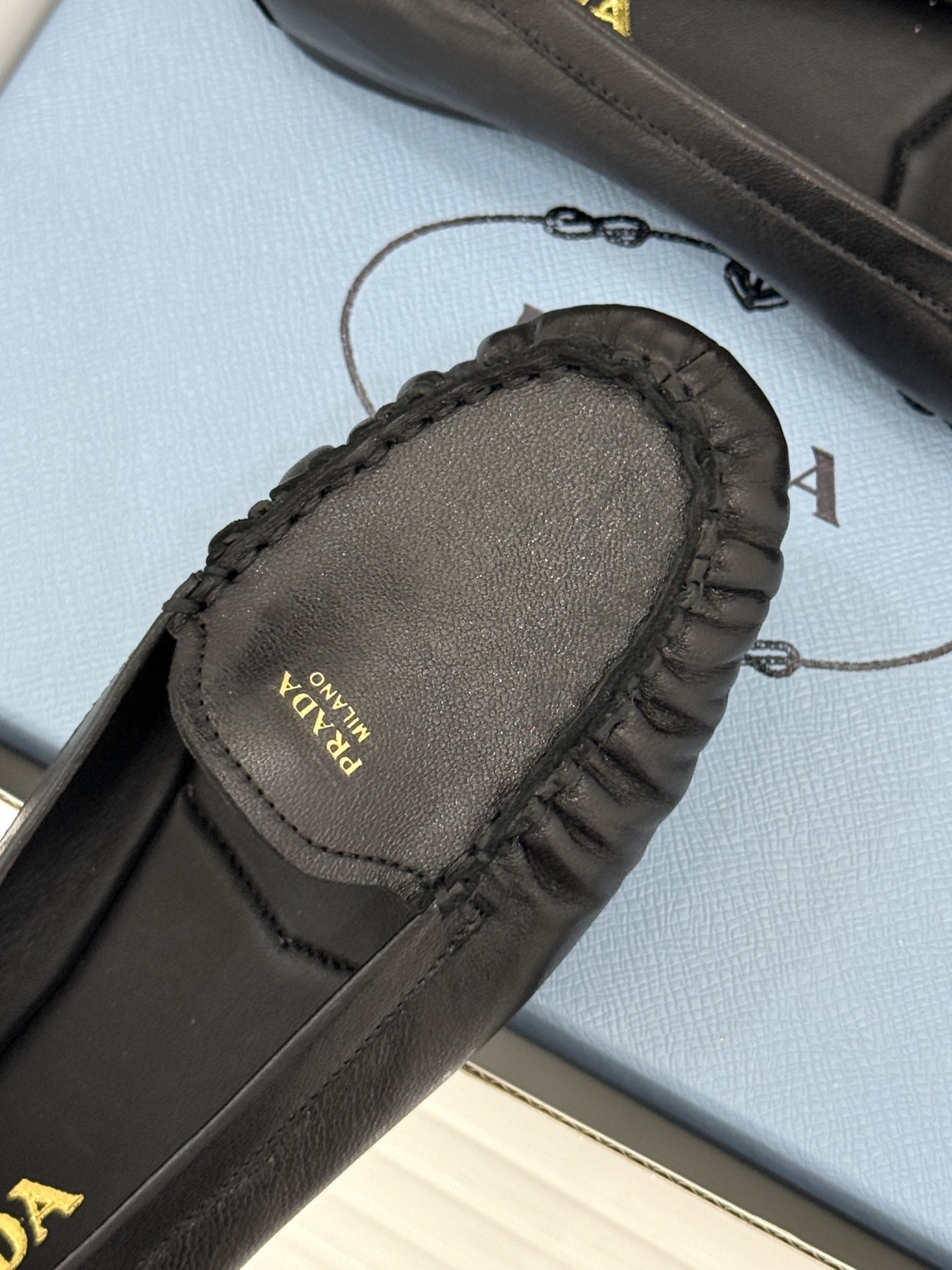 （原版飞机盒＋10）Prada/普拉达26WF新品复古字母褶皱平底乐福鞋秋冬衣橱万能百搭单品上脚松弛氛围