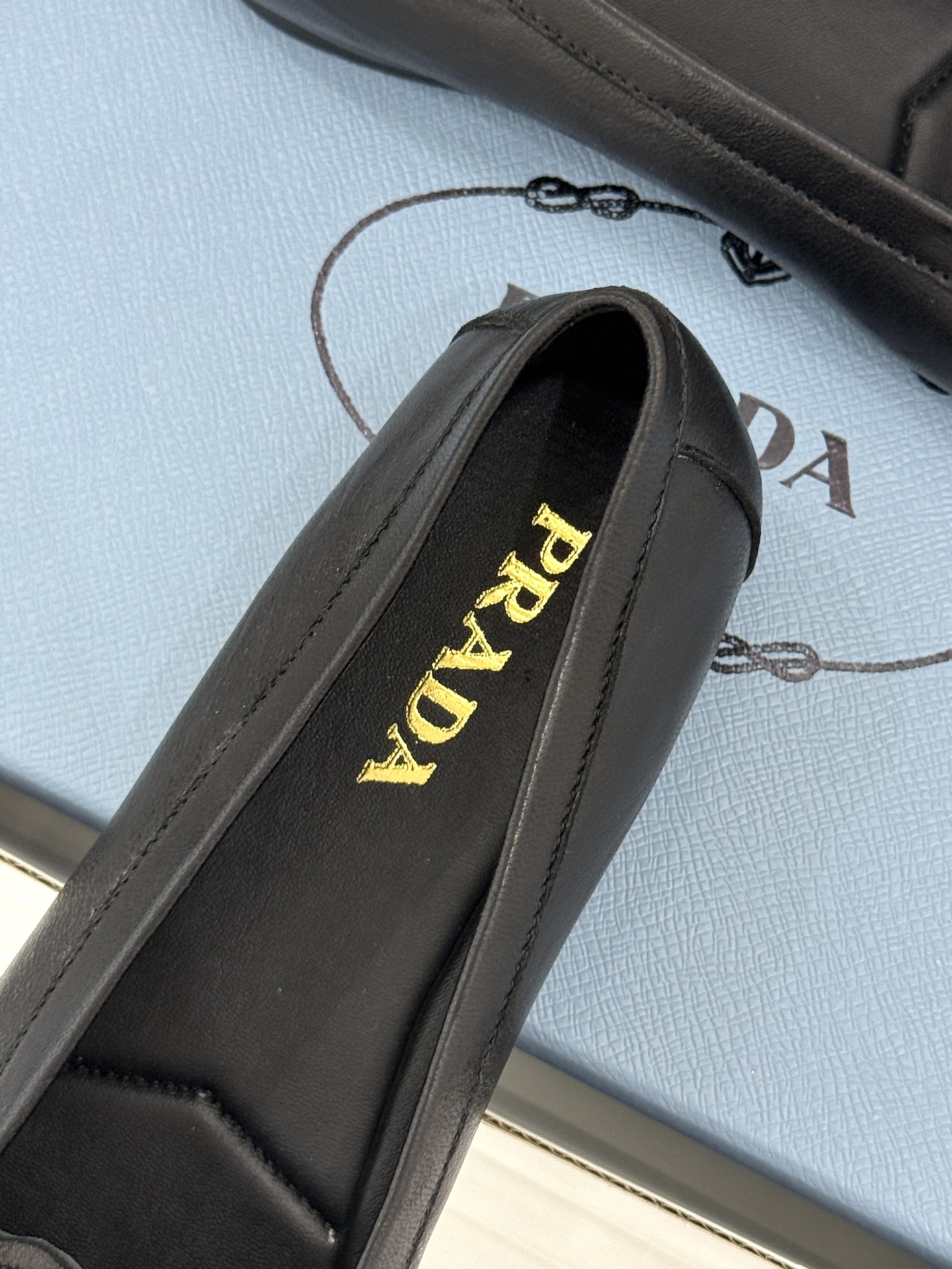 （原版飞机盒＋10）Prada/普拉达26WF新品复古字母褶皱平底乐福鞋秋冬衣橱万能百搭单品上脚松弛氛围