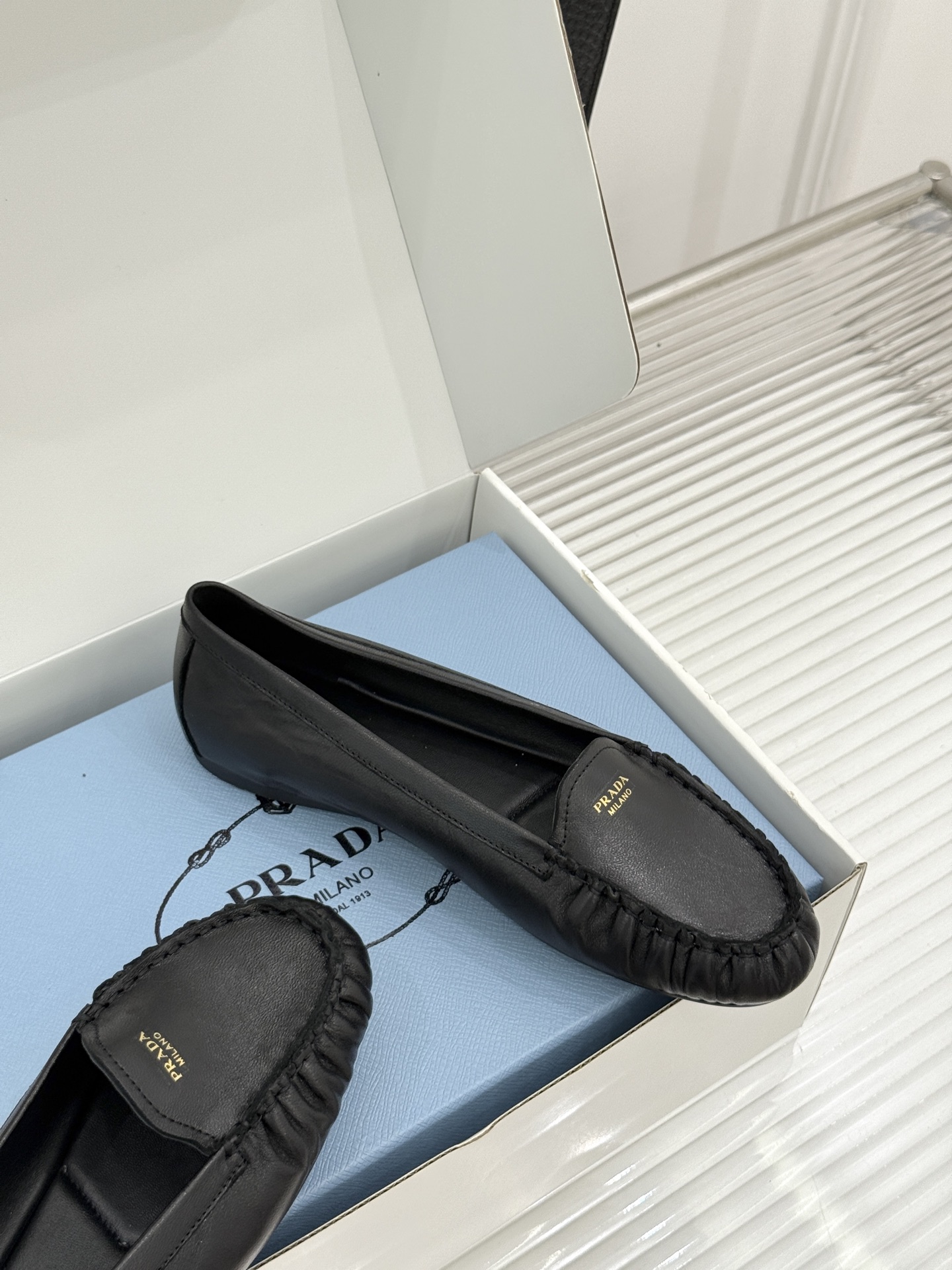 （原版飞机盒＋10）Prada/普拉达26WF新品复古字母褶皱平底乐福鞋秋冬衣橱万能百搭单品上脚松弛氛围