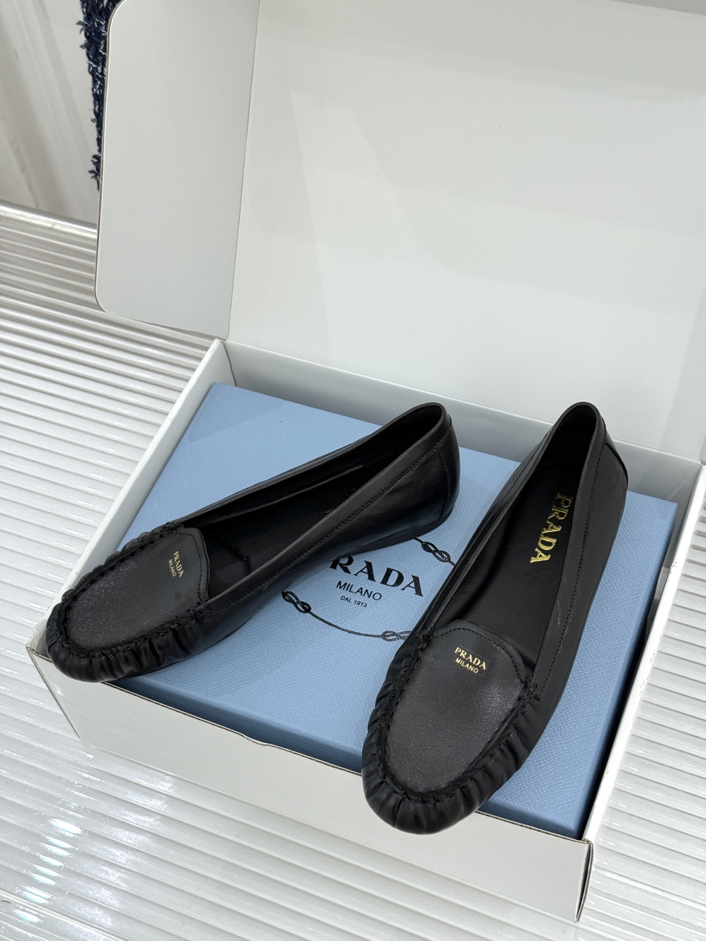 （原版飞机盒＋10）Prada/普拉达26WF新品复古字母褶皱平底乐福鞋秋冬衣橱万能百搭单品上脚松弛氛围
