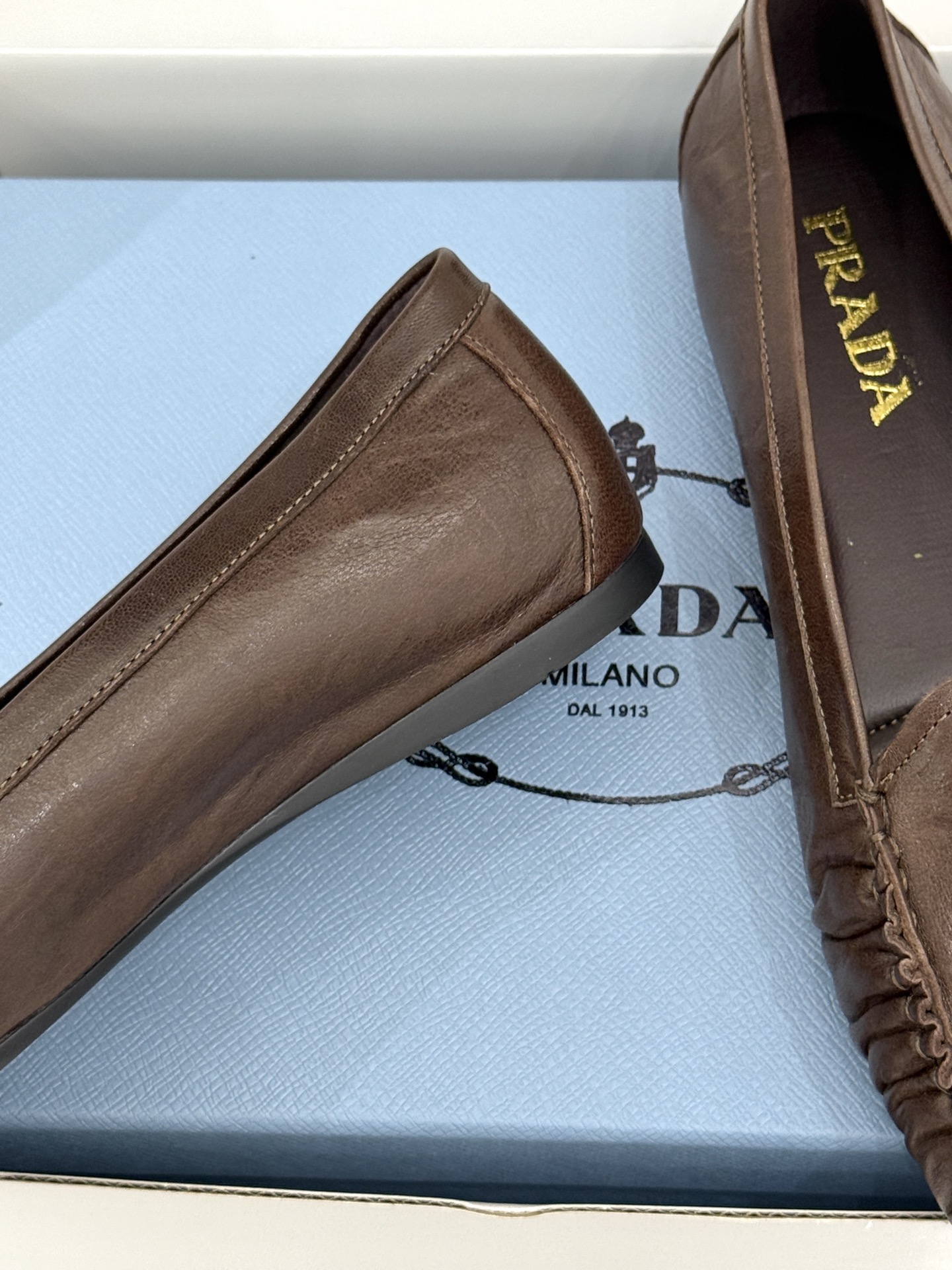 （原版飞机盒＋10）Prada/普拉达26WF新品复古字母褶皱平底乐福鞋秋冬衣橱万能百搭单品上脚松弛氛围