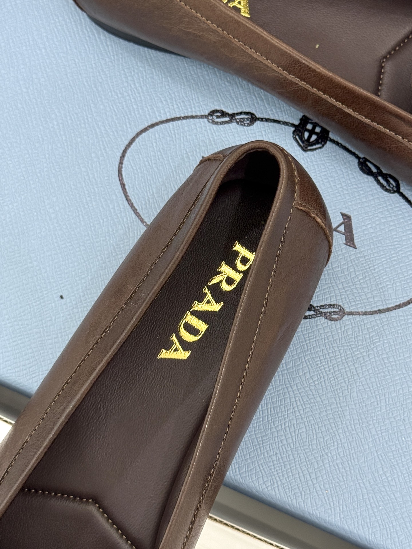 （原版飞机盒＋10）Prada/普拉达26WF新品复古字母褶皱平底乐福鞋秋冬衣橱万能百搭单品上脚松弛氛围