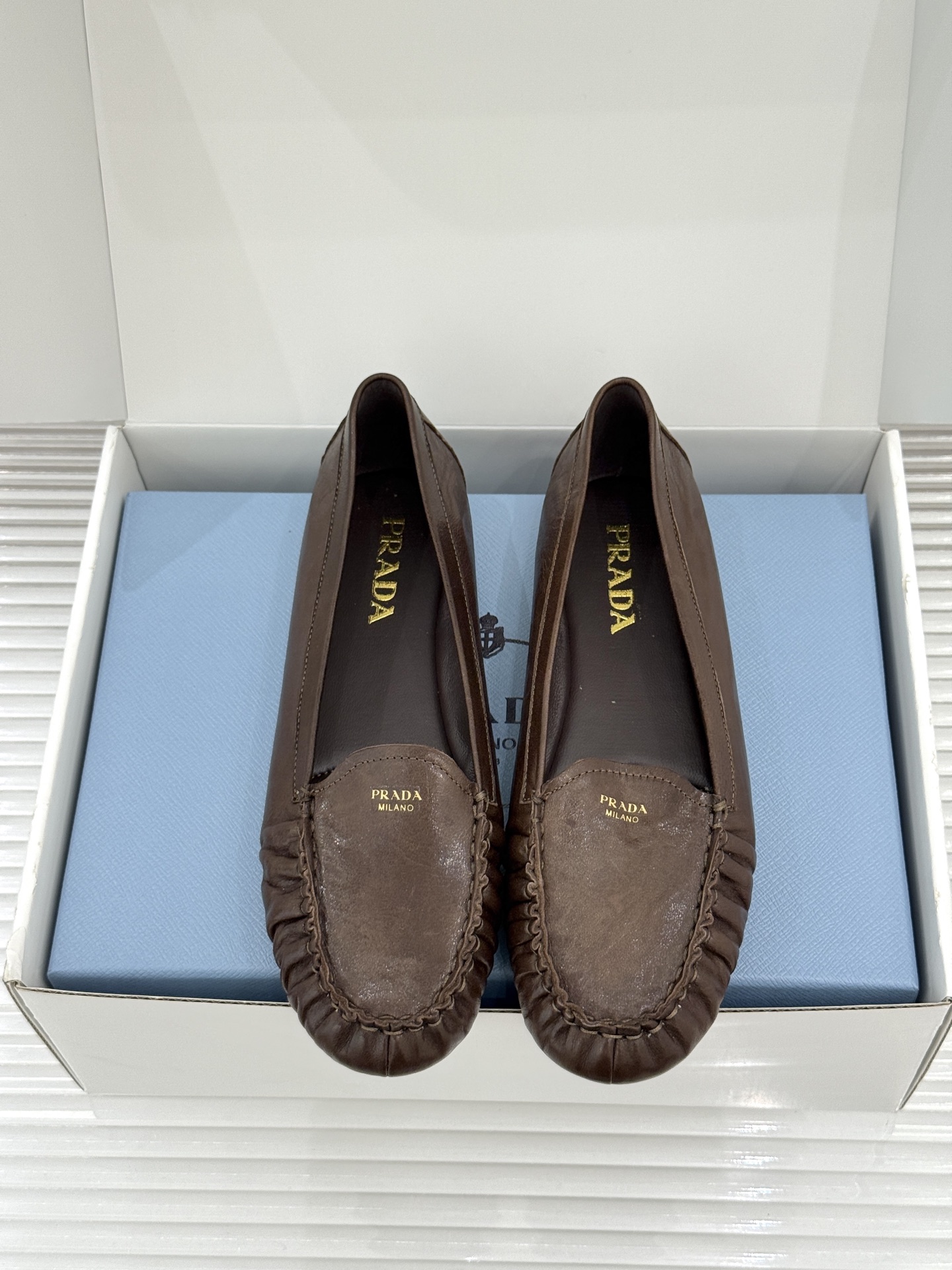 （原版飞机盒＋10）Prada/普拉达26WF新品复古字母褶皱平底乐福鞋秋冬衣橱万能百搭单品上脚松弛氛围