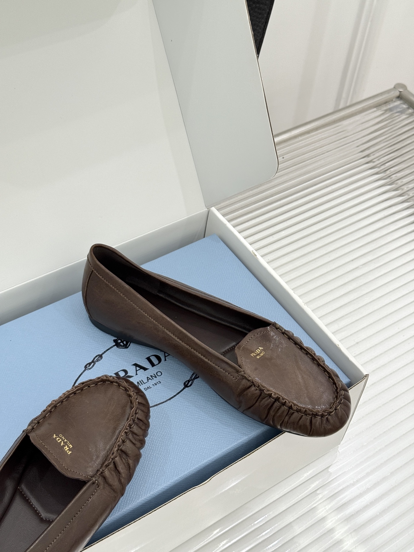 （原版飞机盒＋10）Prada/普拉达26WF新品复古字母褶皱平底乐福鞋秋冬衣橱万能百搭单品上脚松弛氛围