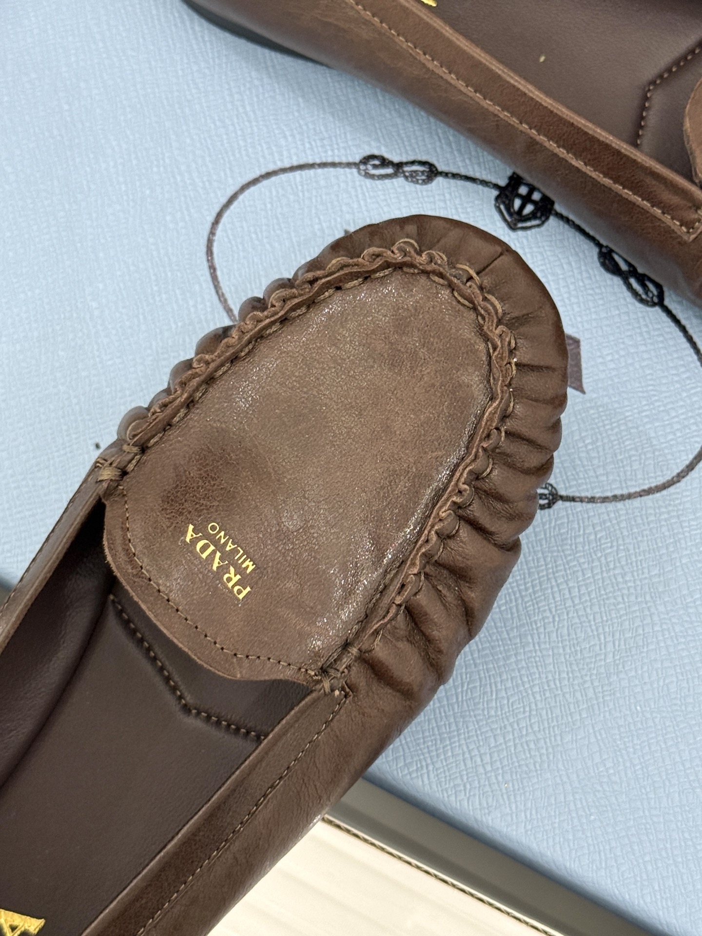 （原版飞机盒＋10）Prada/普拉达26WF新品复古字母褶皱平底乐福鞋秋冬衣橱万能百搭单品上脚松弛氛围