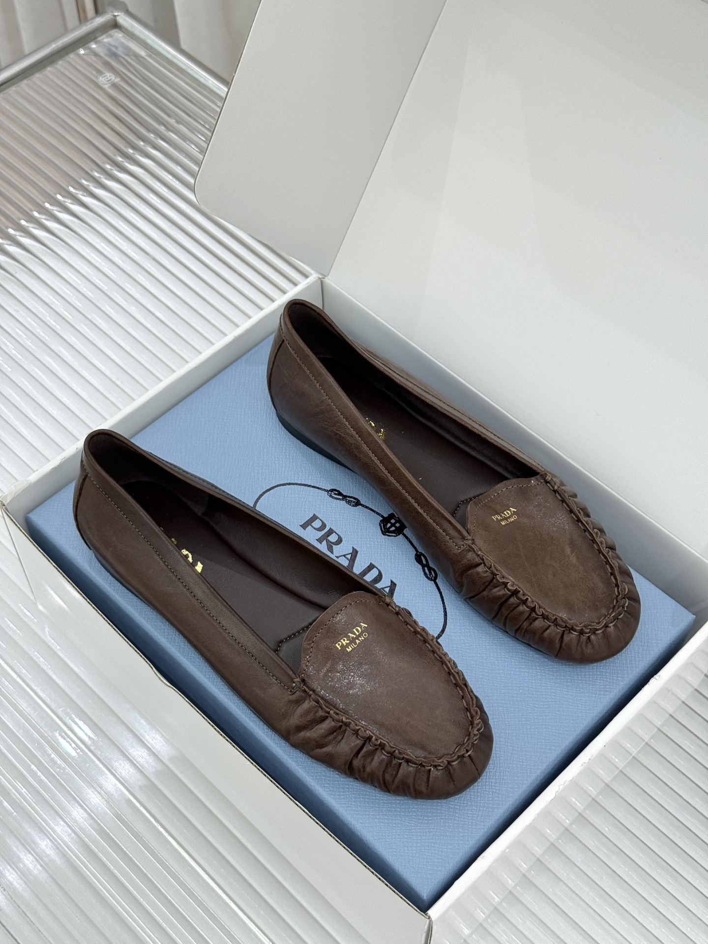 （原版飞机盒＋10）Prada/普拉达26WF新品复古字母褶皱平底乐福鞋秋冬衣橱万能百搭单品上脚松弛氛围