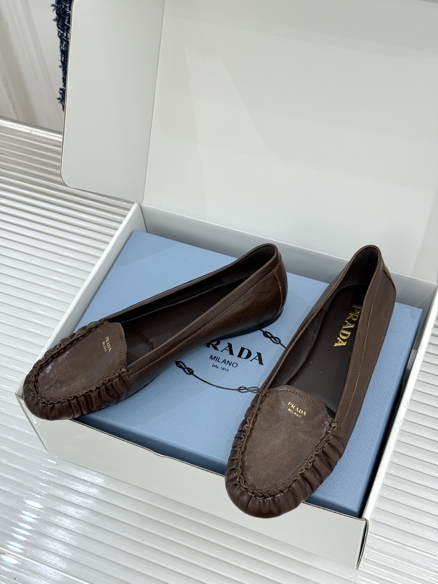 （原版飞机盒＋10）Prada/普拉达26WF新品复古字母褶皱平底乐福鞋秋冬衣橱万能百搭单品上脚松弛氛围